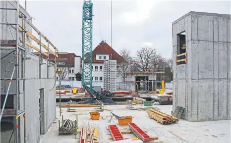  ??  ?? Der Neubau nimmt Formen an: Aufzugssch­acht (rechts) und die Verbindung zum Altbau (links) stehen bereits. In einigen Monaten sollen die Holzbautei­le aufgebaut werden.