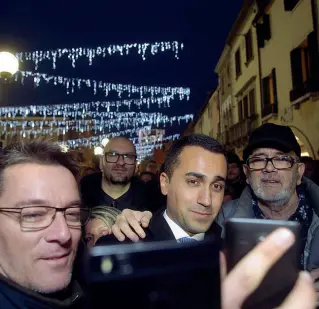  ??  ?? Raffica di selfie Luigi Di Maio, capo politico del M5s e candidato premier, circondato dai sostenitor­i durante la sua ultima visita a Mestre