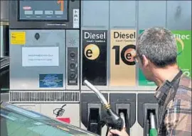  ?? ROSER VILALLONGA ?? Omplir un dipòsit de 55 litres de dièsel costa uns 52,91 euros