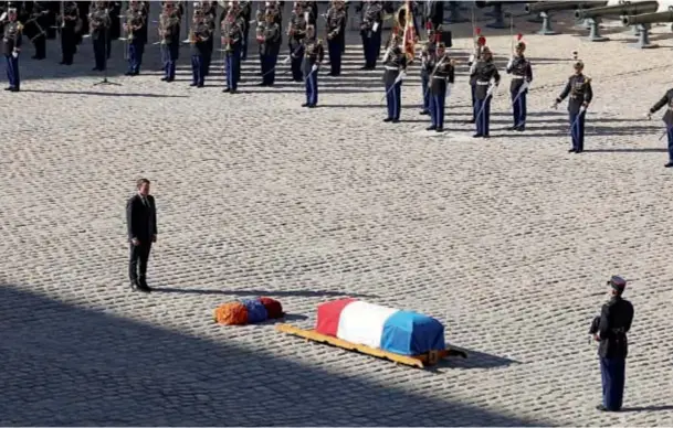  ??  ?? Con todos los honores y la bandera francesa sobre el fèretro. Así despidiero­n al gran Aznavour. Su viuda, Ulla Thorselle, y Jean Paul Belmondo, quebrados.