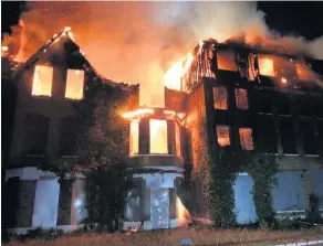  ??  ?? Sixteen fire engines were called to tackle the fire at a hotel in Bournemout­h