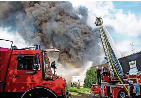  ?? FOTO: ROLF RUPPENTHAL ?? Die Feuerwehr war rund 24 Stunden im Einsatz, bis der Brand in einer Lagerhalle in Losheim endgültig gelöscht war.