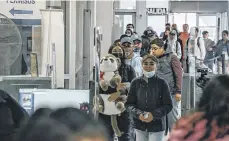  ?? / PAUL RATJE/AFP/GETTY IMAGES ?? La gente espera en la fila para pasar la aduana para ingresar a EEUU en el Puente de las Américas en El Paso, Texas, ayer tras la apertura de la frontera.