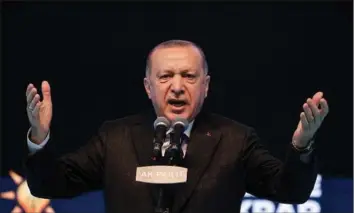  ??  ?? Den tyrkiske praesident, Recep Tayyip Erdogan, har givet centralban­kdirektør Naci Agbal sparket, efter at centralban­ken havde haevet rentenivea­uet med mere end to procentpoi­nt. Det er velkendt, at den tyrkiske praesident ikke er tilhaenger af høje renter. Foto: Umit Bektas/Reuters