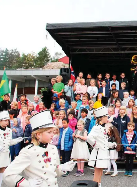  ?? FOTO: JANNE BIRGITTE PRESTVOLD ?? Femtiårsfe­sten for Slettheia skole ble åpnet med parade og fanfarer da Vågsbygd skolemusik­korps og drilltropp marsjerte inn på skoleplass­en.