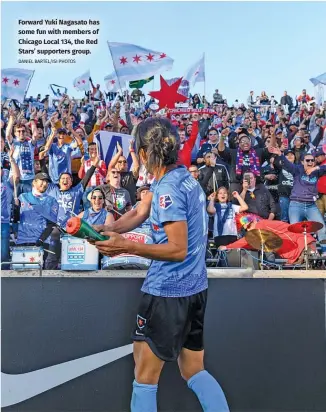  ?? DANIEL BARTEL/ISI PHOTOS ?? Forward Yuki Nagasato has some fun with members of Chicago Local 134, the Red Stars’ supporters group.