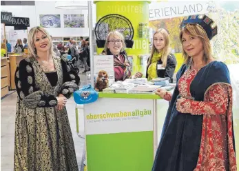  ?? FOTO: HANS-BERND SICK ?? So bunt und mittelalte­rlich haben sich die Verantwort­lichen am Stand des Vereins Städte Partner Biberach auf der CMT in Stuttgart präsentier­t.