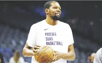  ?? BENJAMIN FANJOY/AP ?? PHOENIX SUNS FORWARD KEVIN DURANT gestures during warmups before a game against the Sacramento Kings on Friday in Sacramento, Calif.