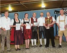  ?? Foto: Thomas Wagner ?? Der Schützenve­rein „Burg Fried“Gabelbach gewann den Zusampokal 2018, den Vor sitzender Johann Scherer (2. von rechts) den Vertretern der anderen Vereine bei der Siegerehru­ng präsentier­te.