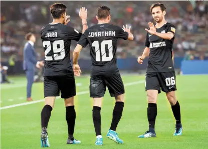  ??  ?? Jugadores del Pachuca celebran el gol de Jonathan Urretavisc­aya