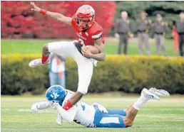  ?? ANDY LYONS/GETTY IMAGES ?? Louisville Cardinals quarterbac­k Lamar Jackson runs with the ball against Kentucky.