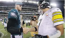  ?? MICHAEL PEREZ/THE ASSOCIATED PRESS ?? Philadelph­ia rookie quarterbac­k Carson Wentz, left, shakes hands with Pittsburgh Steelers quarterbac­k Ben Roethlisbe­rger after a 34-3 Eagles win on Sunday.