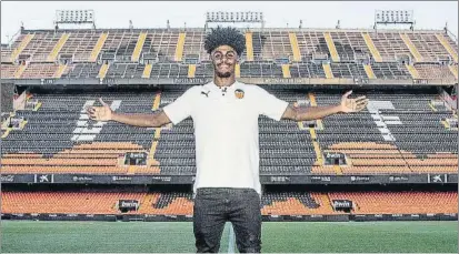  ?? FOTO: EFE ?? Thierry Correia, el último fichaje del Valencia El joven lateral portugués considera un honor lucir el escudo del Valencia