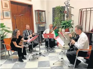  ?? ?? El grupo musical del conservato­rio de Cádiz, interpreta­ndo piezas musicales de Falla, durante el homenaje.