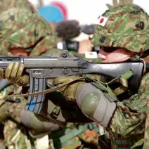  ?? AP ?? AMEMBER of the Japan Self-Defense Force fires an automatic rile in Kuwaiti during a military exercise in 2004.