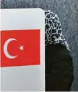  ?? Foto: dpa ?? Eine Deutsch Türkin stimmt in Mainz über das Referendum ab.