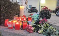  ?? FOTO: MICHAEL HESCHELER ?? Vor dem Edeka-Markt erinnern Kerzen an die 26-jährige Frau, die am vergangene­n Mittwoch auf dem Parkplatz von einem Auto überfahren worden ist.