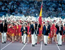  ??  ?? ABANDERADO REAL. El entonces Príncipe Felipe llevó la bandera.