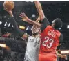  ?? Billy Calzada / Staff photograph­er ?? LaMarcus Aldridge works against the Pelicans’ Anthony Davis. Aldridge finished with 22 points and 12 boards.