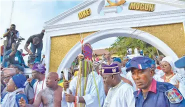  ??  ?? Ooni emerging from Oke Mogun