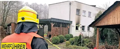  ??  ?? Die Brandspure­n an dem Einfamilie­nhaus in der Straße „An der Schlossfab­rik“sind nicht zu übersehen. Die Rauchsäule war trotz Nebel von weitem zu sehen.