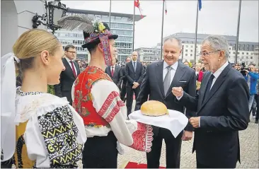  ?? [ APA ] ?? Alexander Van der Bellen besuchte am gestrigen Mittwoch die Slowakei: In Bratislava mit seinem Amtskolleg­en Andrej Kiska.