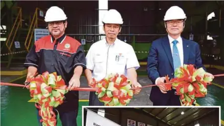  ??  ?? (From left) Detik Aturan Sdn Bhd managing director Khairil Annuar Khalid, TNB Research Sdn Bhd managing director Ir Dr Zainul Asri Mamat and Kepri president Dr Sung Hwan Bae at the launch of Malaysia’s first Biomass Water Washing Demonstrat­ion Plant (right) recently.