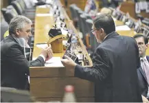  ??  ?? Los senadores Enrique Bacchetta (Añetete) y el titular del Senado Blas Llano (de espalda), ayer en la sesión.