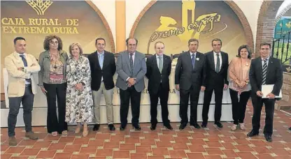  ??  ?? Integrante­s del Consejo Rector de Caja Rural de Extremadur­a, que ayer celebró la Asamblea General de Socios.