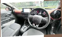  ?? ?? Desain dasbor sama dengan versi bensin. Head unit terkoneksi dengan smartphone