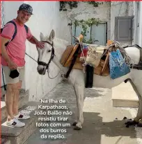  ??  ?? Na ilha de Karpathaos, João Baião não resistiu tirar fotos com um dos burros da região.