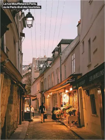  ??  ?? La rue Mouffetard à Paris, ou le Paris rêvé des touristes.