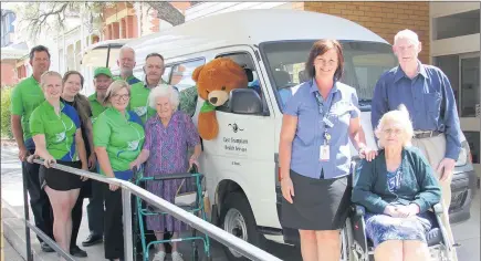  ??  ?? TRIVIA FOR BUS: Patricia Hinchey Centre manager and team rider Jacinta Harman, front, with clients Shirley Burton, Veronica Mortimer and Cliff Pickens and Murray to Moyne Cycle Relay team members Mick Mckerron, Erin Hinchliffe, Carly Croton, Graham...