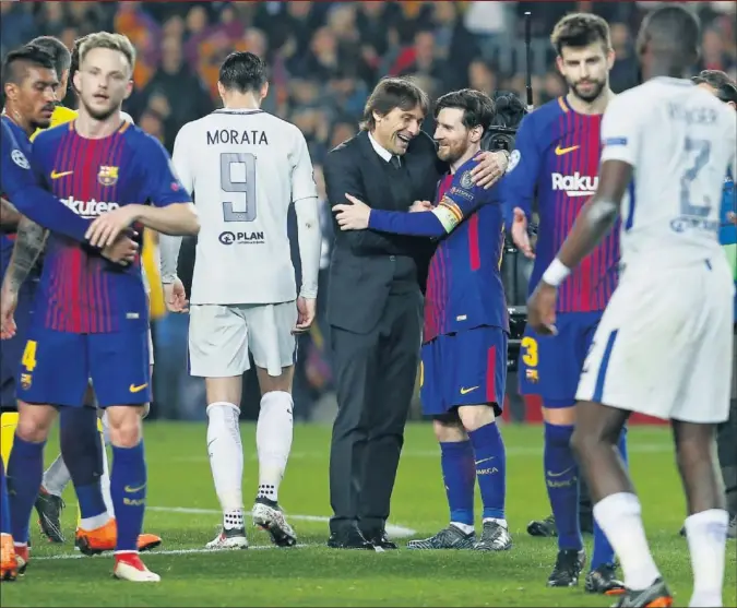  ??  ?? RECONOCIMI­ENTO. Al final del encuentro, Antonio Conte, entrenador del Chelsea, felicitó a Leo Messi en reconocimi­ento a su sensaciona­l partido.