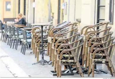  ?? JAVIER ALBIÑANA ?? Una terraza casi sin clientes en el centro de Málaga.