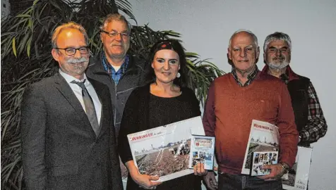  ?? Foto: Anja Fischer ?? Bürgermeis­ter Manfred Nerlinger bedankte sich stellvertr­etend bei Alfred Deschler, Bärbel Rusch, Ludwig Schmittner und Xaver Zerle für ihr ehrenamtli­ches Engagement (von links).