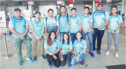  ??  ?? ATLET olahraga SUKMA Sabah bersama Ali (berdiri, tiga dari kiri) di Lapangan Terbang Antarabang­sa Kota Kinabalu sebelum berlepas ke Filipina pada Isnin.