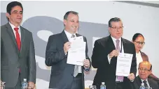  ??  ?? FIRMA. El empresario Luis Larach y el magistrado del TSE, David Matamoros Batson ayer en el evento.