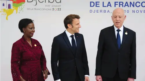  ?? ?? De G à D : Louise Mushikiwab­o, Emmanuel
Macron et Kaïs Saïed