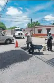  ??  ?? Parte de ios trabajos de bacheo que realizó el Ayuntamien­to el lunes pasado en la zona del Circuito Colonias con calle 96, en la colonia Sambulá