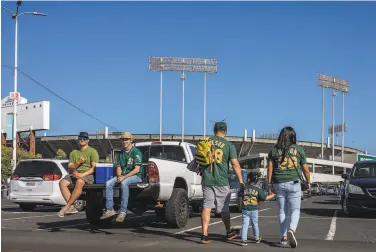  ?? Photos by Santiago Mejia / The Chronicle ?? Elena Witt (right) and Alex Witt walk with their daughter, Gigi Witt, on their way to the A’s game Friday.