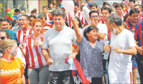  ??  ?? Efraín Alegre, candidato a presidente, y Leo Rubín, postulante a la vicepresid­encia, encabezaro­n ayer una caravana en el inicio de su campaña electoral.