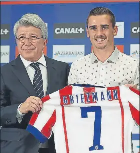  ?? FOTO: ATLÉTICO DE MADRID ?? Enrique Cerezo y Antoine Griezmann, el día de su presentaci­ón en 2014