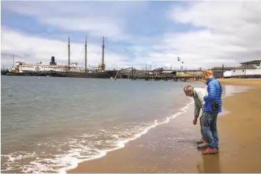  ?? Gabrielle Lurie / The Chronicle ?? Lukas Bauer and grandfathe­r Siegfried Walter are on the beach at S.F.’s Maritime National Historical Park, where an oil spill would endanger historic ships.