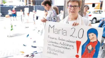  ?? FOTO: ULMER PRESSEBILD­AGENTUR;VIA IMAGO-IMAGES ?? Die Forderung nach der Öffnung von Ämtern in der katholisch­en Kirche für Frauen gibt es seit Langem, so wie hier bei einer Demonstrat­ion der Bewegung Maria 2.0 im Juli 2019 in Rottenburg.