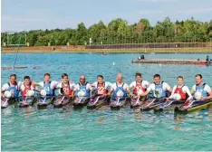  ?? Foto: Uli Burger ?? Das erfolgreic­he Herrenteam des DRC Neuburg 1 (blaue Westen) und Neuburg 2 (rote Westen): (Von links) Dominik Sönning, Erik Glötzinger, Paul Glasenapp, Hannes Rott mann, Benedikt Ott, Luca Kolb, Uli Burger, Moritz Graßl, Anton Mayer, Lorenz Graßl und...