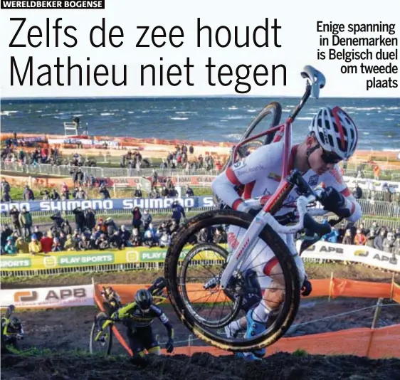  ??  ?? Mathieu van der Poel loopt weg van de concurrent­ie in een fraai decor.
FOTO PHOTO NEWS