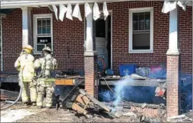  ?? TOM KELLY III — FOR DIGITAL FIRST MEDIA ?? Spring City-area firefighte­rs extinguish a house fire in the 500block of East Vincent Avenue in Spring City Thursday morning.
