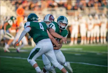  ?? AIMEE BIELOZER — FOR THE MORNING JOURNAL ?? Westlake’s Travin Monken hands off to running back Connor Gregory on Aug. 29.