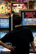  ??  ?? L’azzardo Orari ridotti per le sale slot